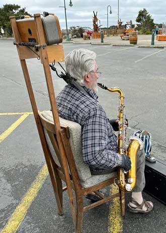 A street musician in the Bandon Marina parking lot