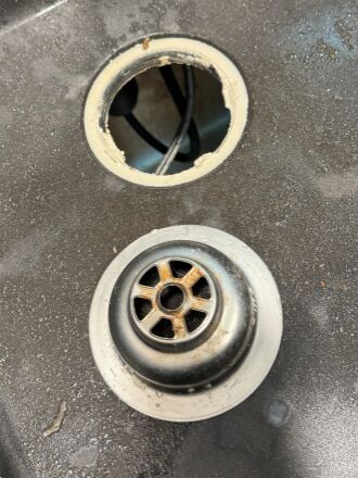 Basket removal to replace the plumber's putty
