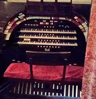 Albert Johnson's organ, Behind: Music room where the organ pipes are demonstrated