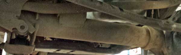 The missing steering stabilizer, behind: stabilizer installed