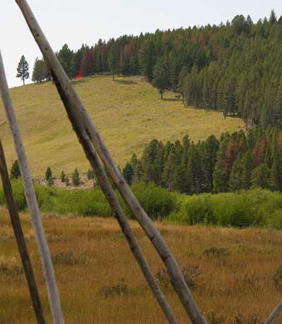 From the Nez Perce side, view of the Howitzer location, red arrow near right tipi pole