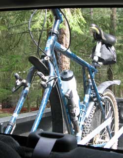 Transporting the mountain bike in the back of the pickup using a pickup-bed bike rack.